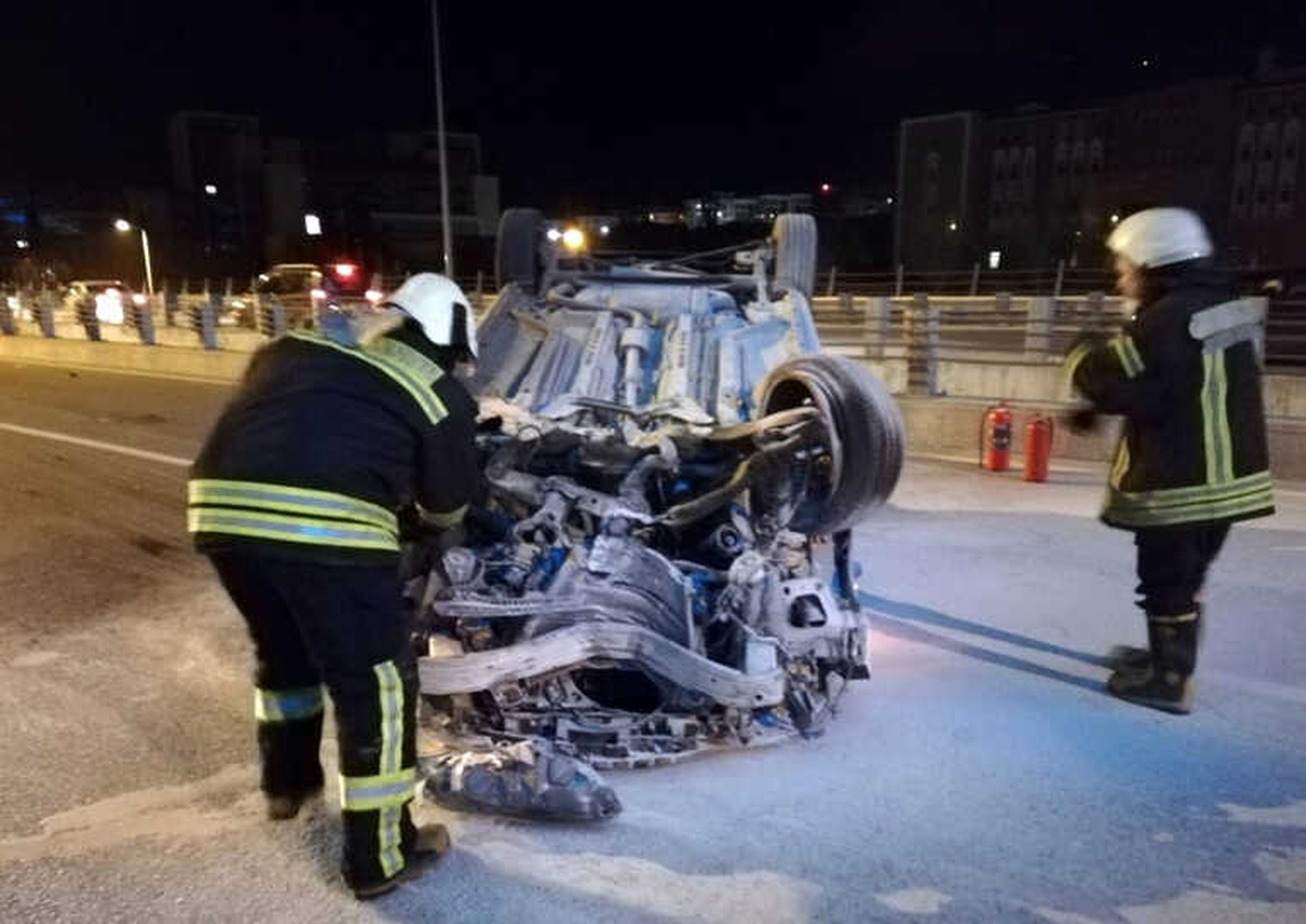 Kontrolünü Kaybetti, Karşı Şeritten Gelen Otomobile Çarptı: 1 Ölü