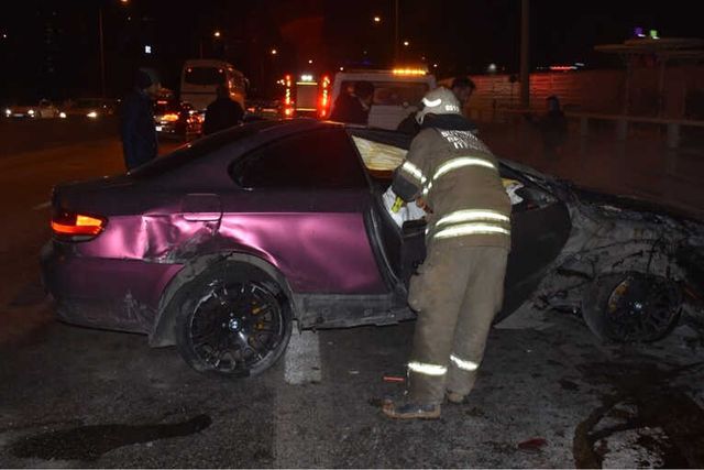 İzmir'in Bayraklı ilçesinde, iddiaya göre seyir halindeyken makas atan otomobil, aynı yönde giden otomobile çarptı. ile ilgili görsel sonucu