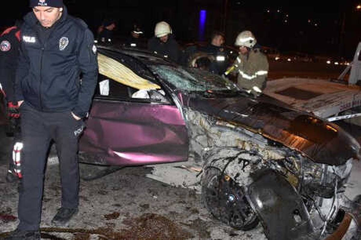 Makas Attığı Kazada Otomobiller Hurdaya Döndü
