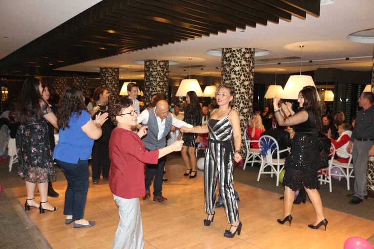 Marmaris\'te Diyaliz Hastaları Erken Yeni Yıl Kutlaması Yaptı