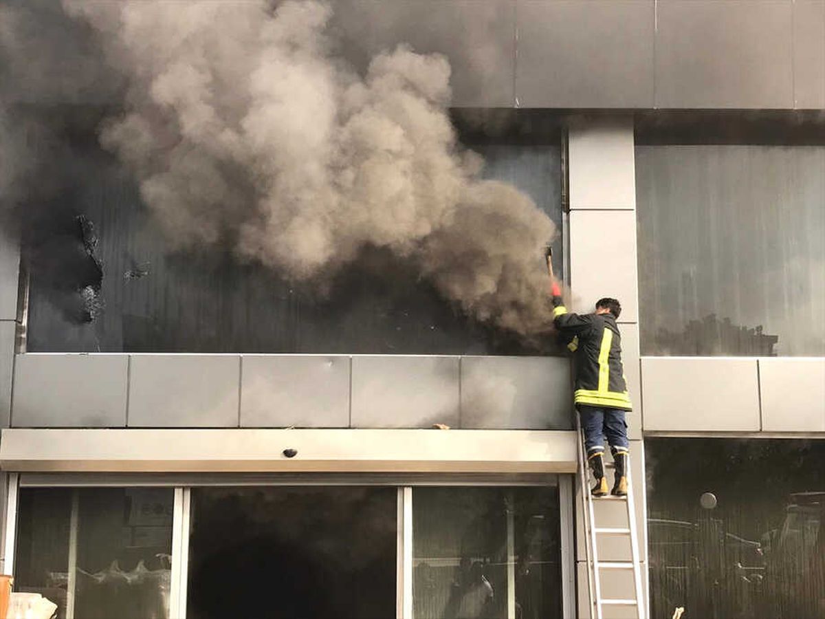 Mersin\'de 12 Katlı Apartmanın Altındaki Dükkanlarda Yangın