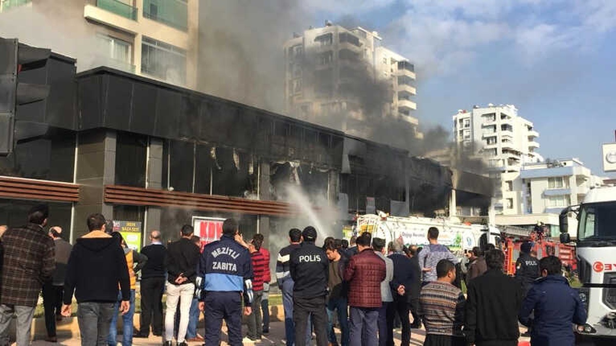 Mersin\'de Apartmanın Altındaki Dükkanda Çıkan Yangın Korkuttu
