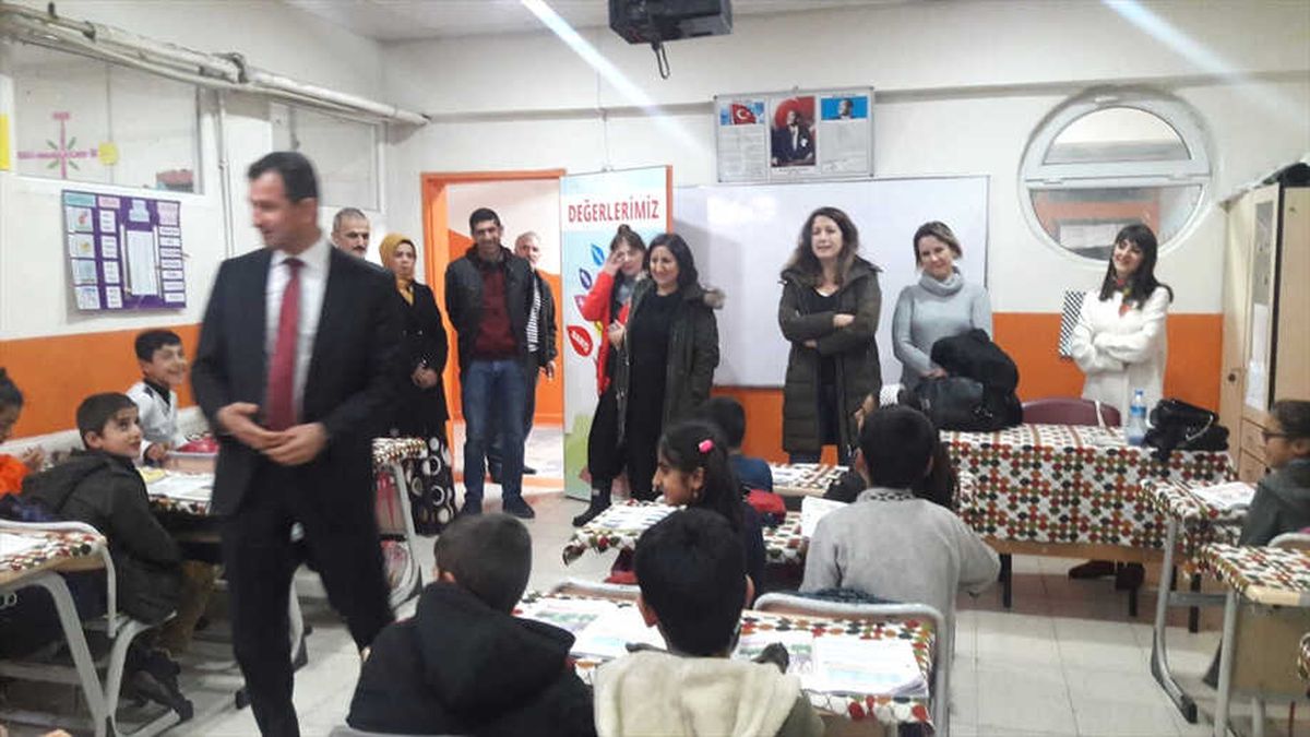 Midyat\'ta 350 Öğrenciye Kışlık Yardımı