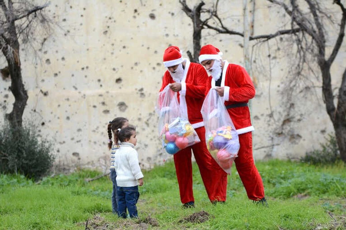 Musul\'da Yıkılan Camileri Noel Babalar Bastı