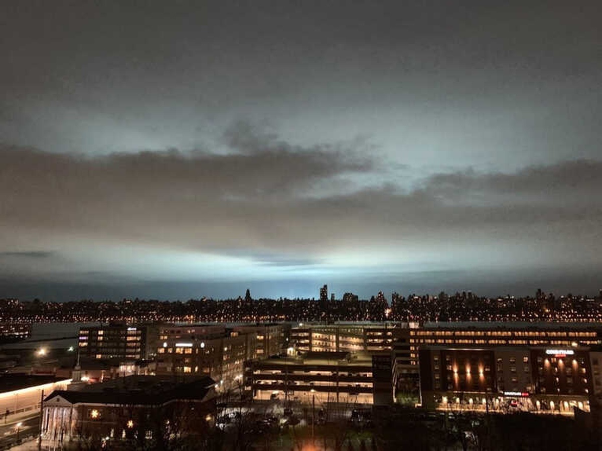 New York\'ta Trafo Patlaması Şehri Maviye Bürüdü