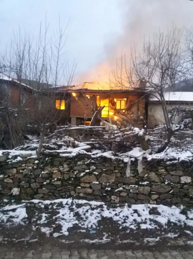 Ödemiş’te Çıkan Yangında İki Katlı Ev Kül Oldu Son Dakika