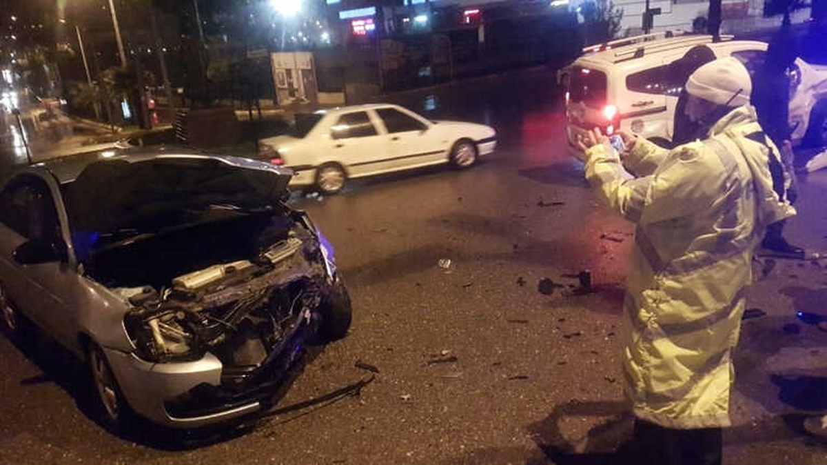 Otomobiller Kafa Kafaya Çarpıştı: 2 Yaralı