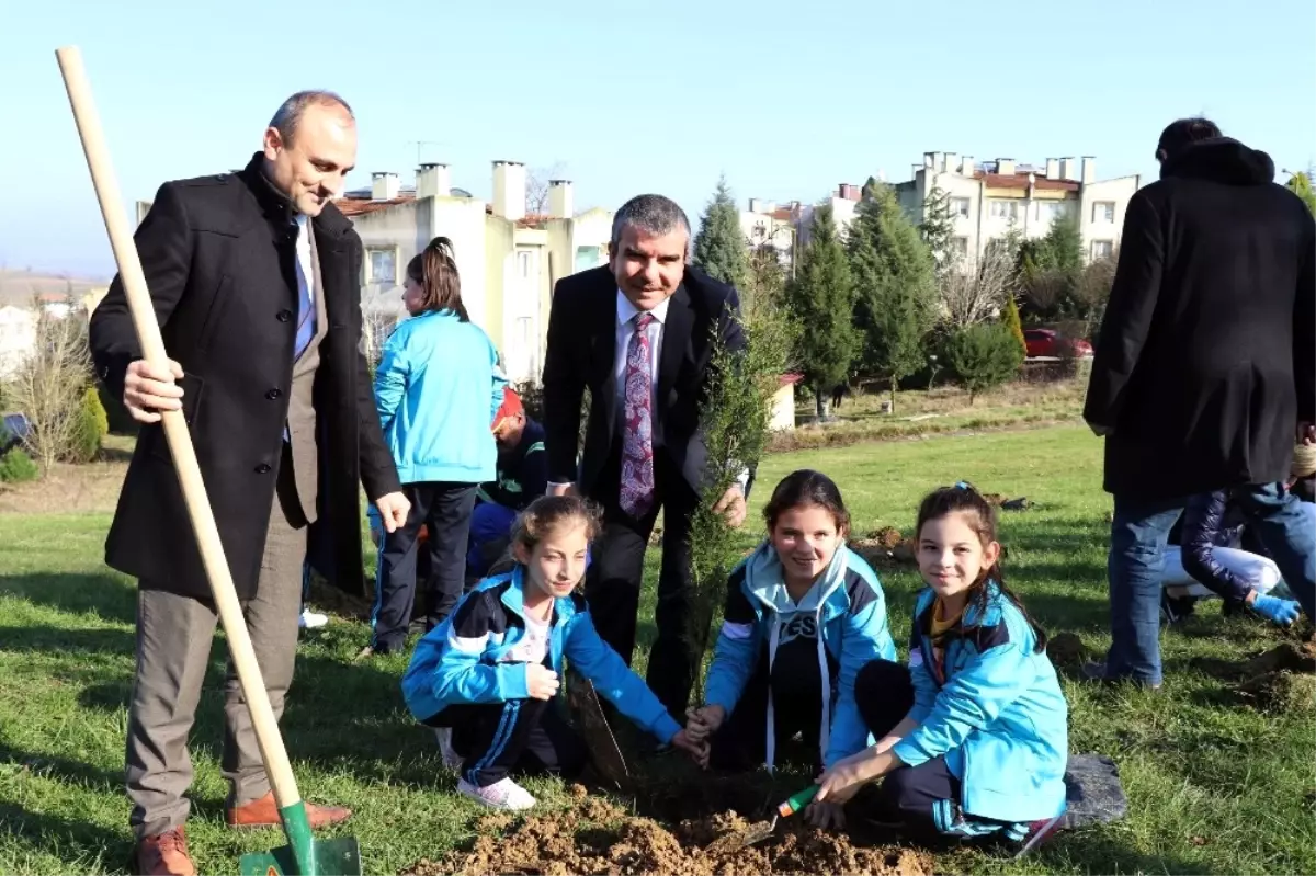 Özüm, Öğrencilerle Fidan Dikti