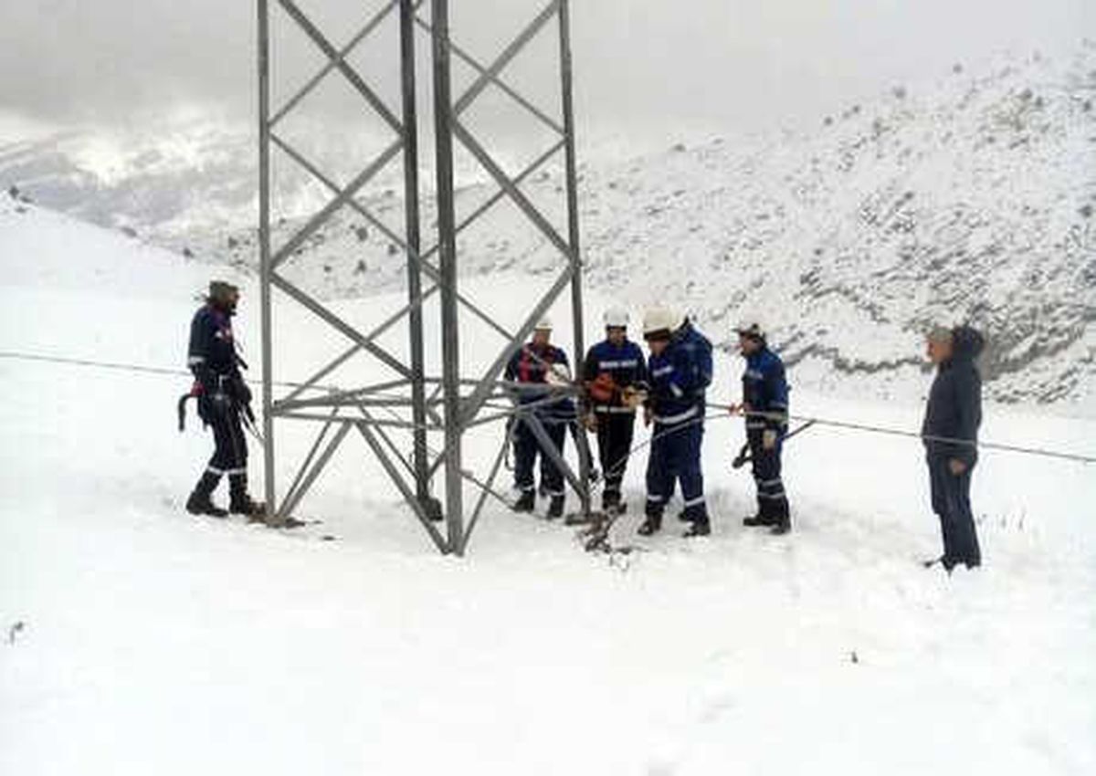 Pervari\'de Kopan Enerji İletim Hatları Yenilendi