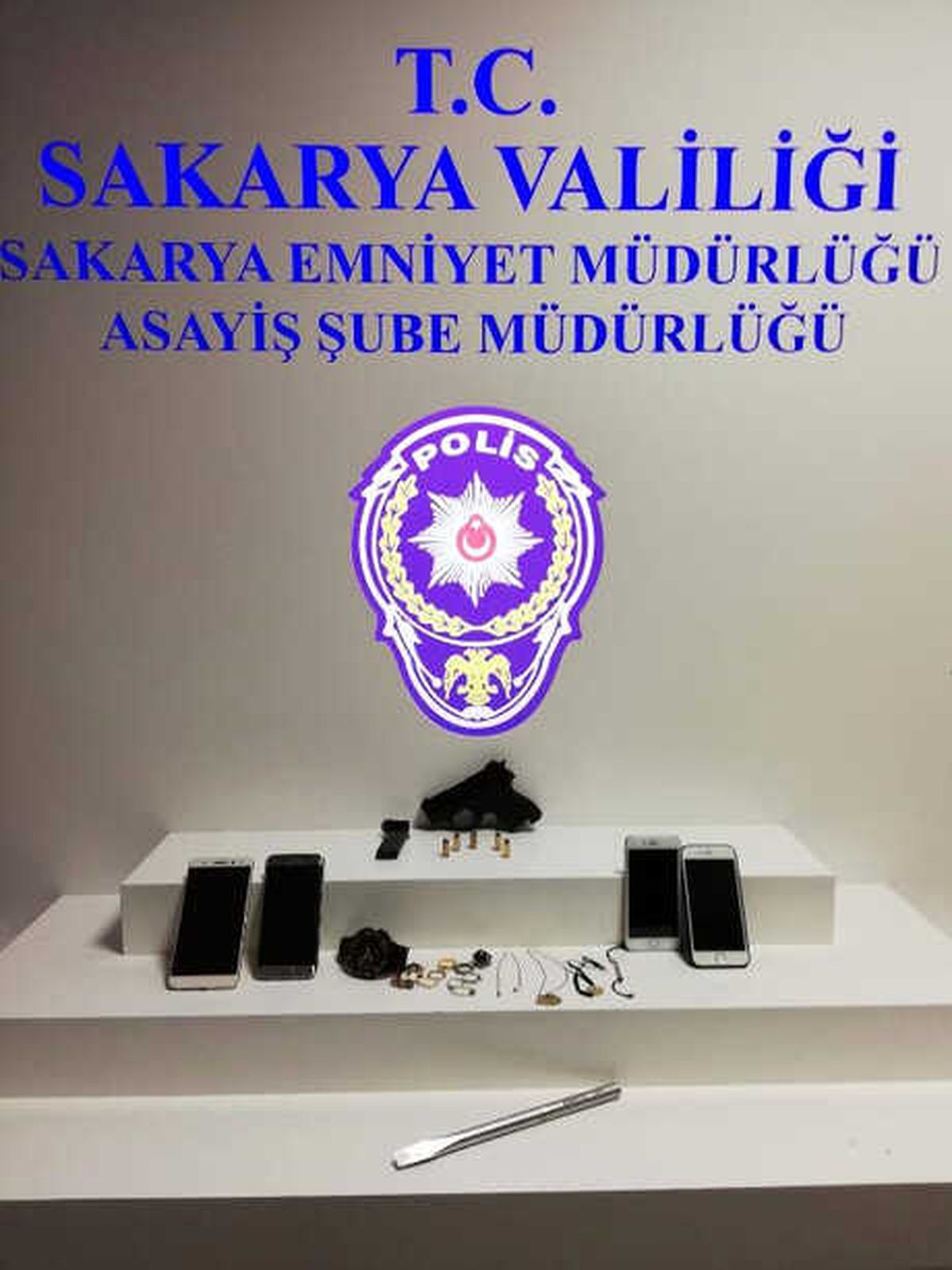 Polis Aracına Çarpıp Kaçtılar, Saklandıkları Evde Yakalandılar
