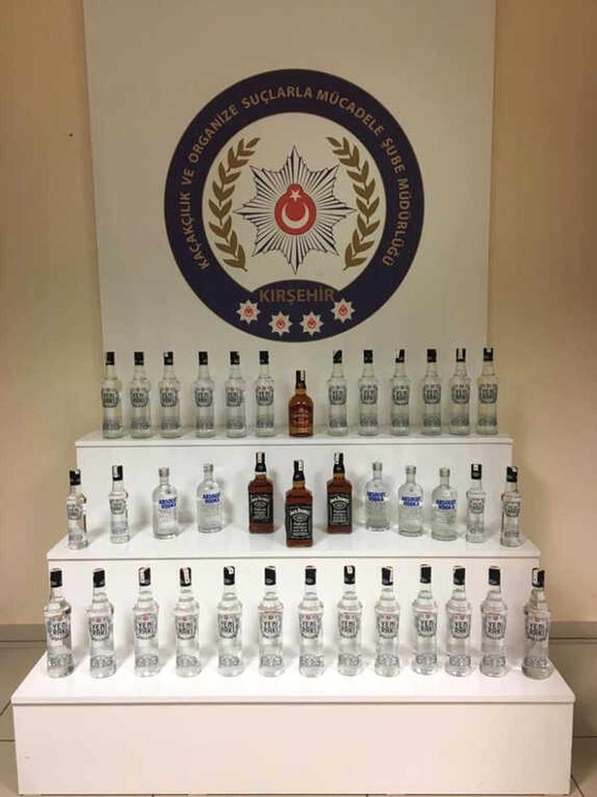 Polis, Halılara Gizlenmiş 51 Şişe Kaçak İçki Buldu