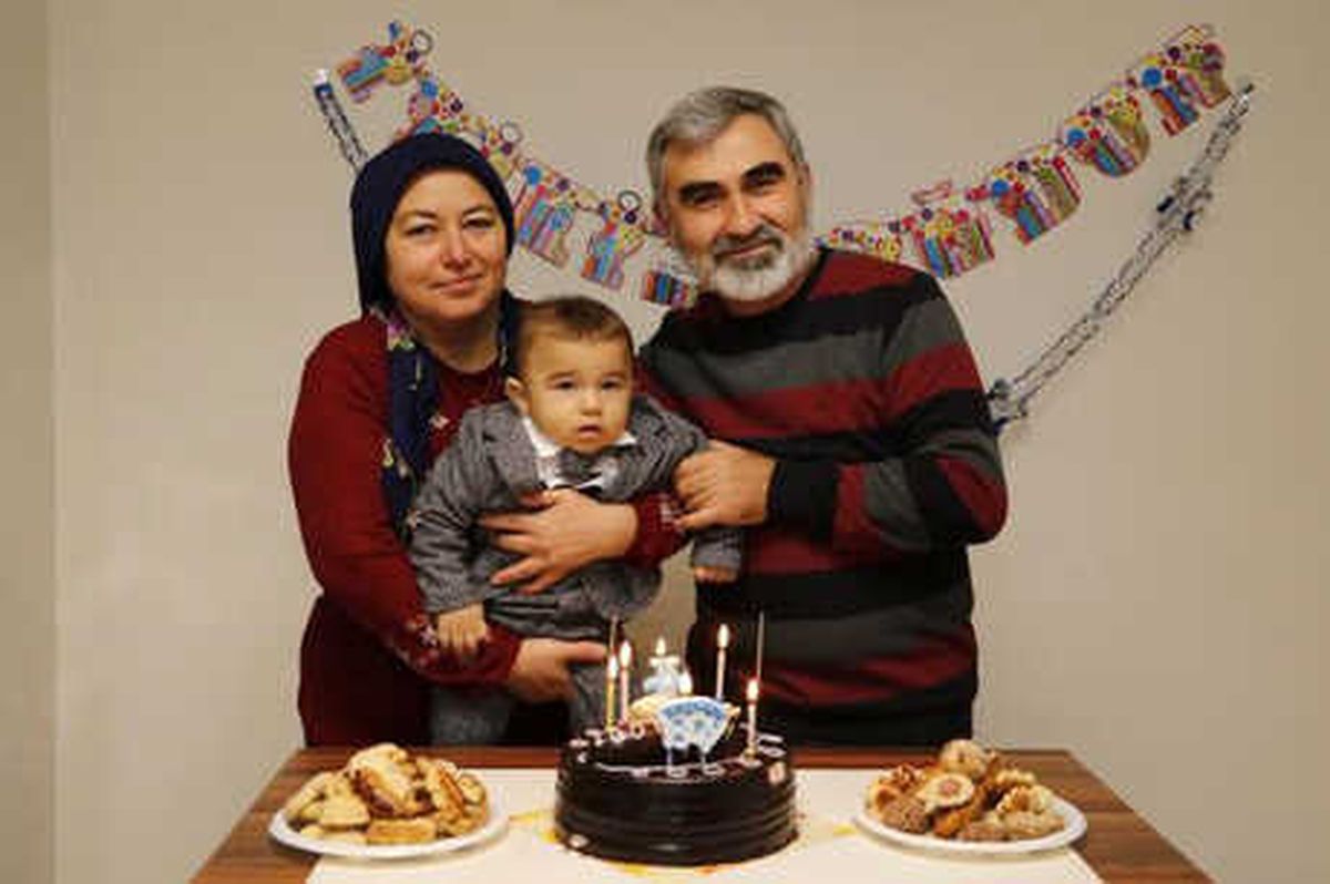 Sahiplendikleri Bebeğin Yaş Günü Heyecanı, Evlilik Yıl Dönümlerini Unutturdu