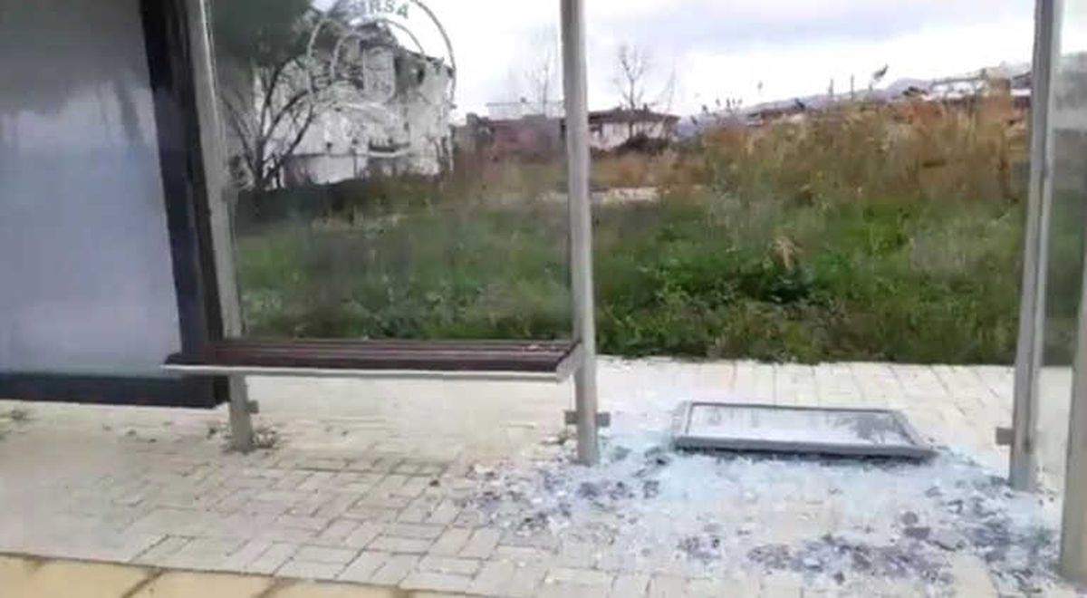 Şakalaşırken Cam Yerinden Çıkmış
