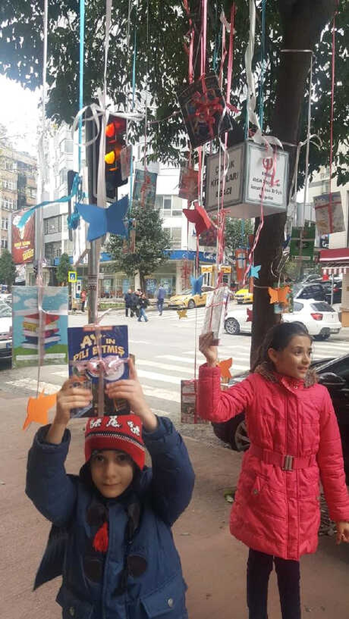 Samsun\'da Öğrenciler Okuma Sevgisi İçin Ağaçlara Kitap Astı