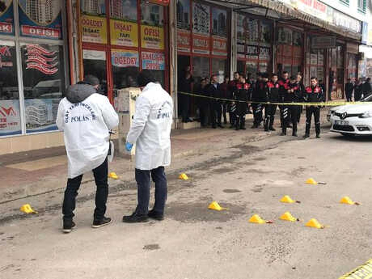 Silah ve Şişlerin Kullanıldığı Kavgayı Polis Havaya Ateş Açarak Sonlandırdı