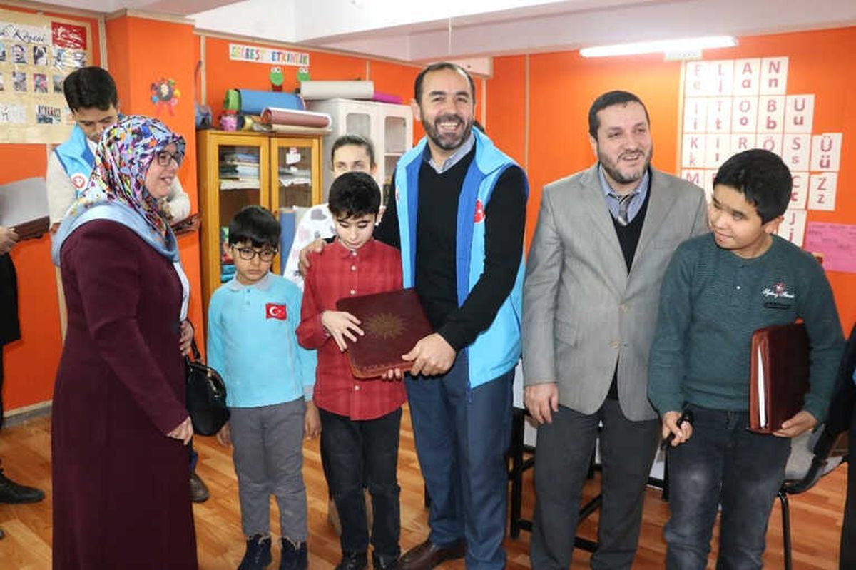 Tdv\'den Görme Engelli Öğrencilere Kur\'an-ı Kerim Okuma Cihazı