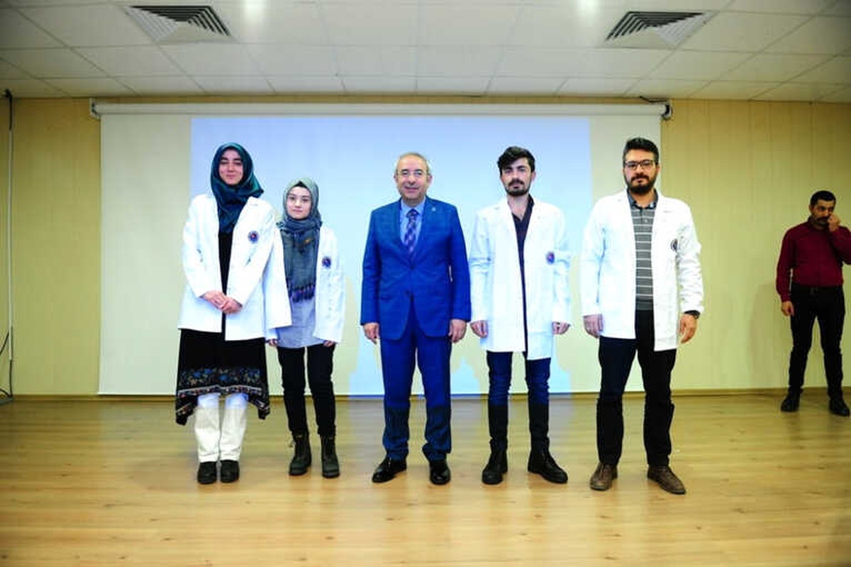 Tıp Fakültesi Öğrencilerine Beyaz Önlük Giydirildi