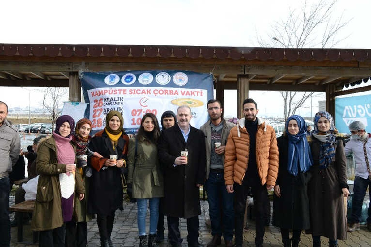 Tuşba Belediyesinden Öğrenci ve Hasta Yakınlarına Sıcak Çorba