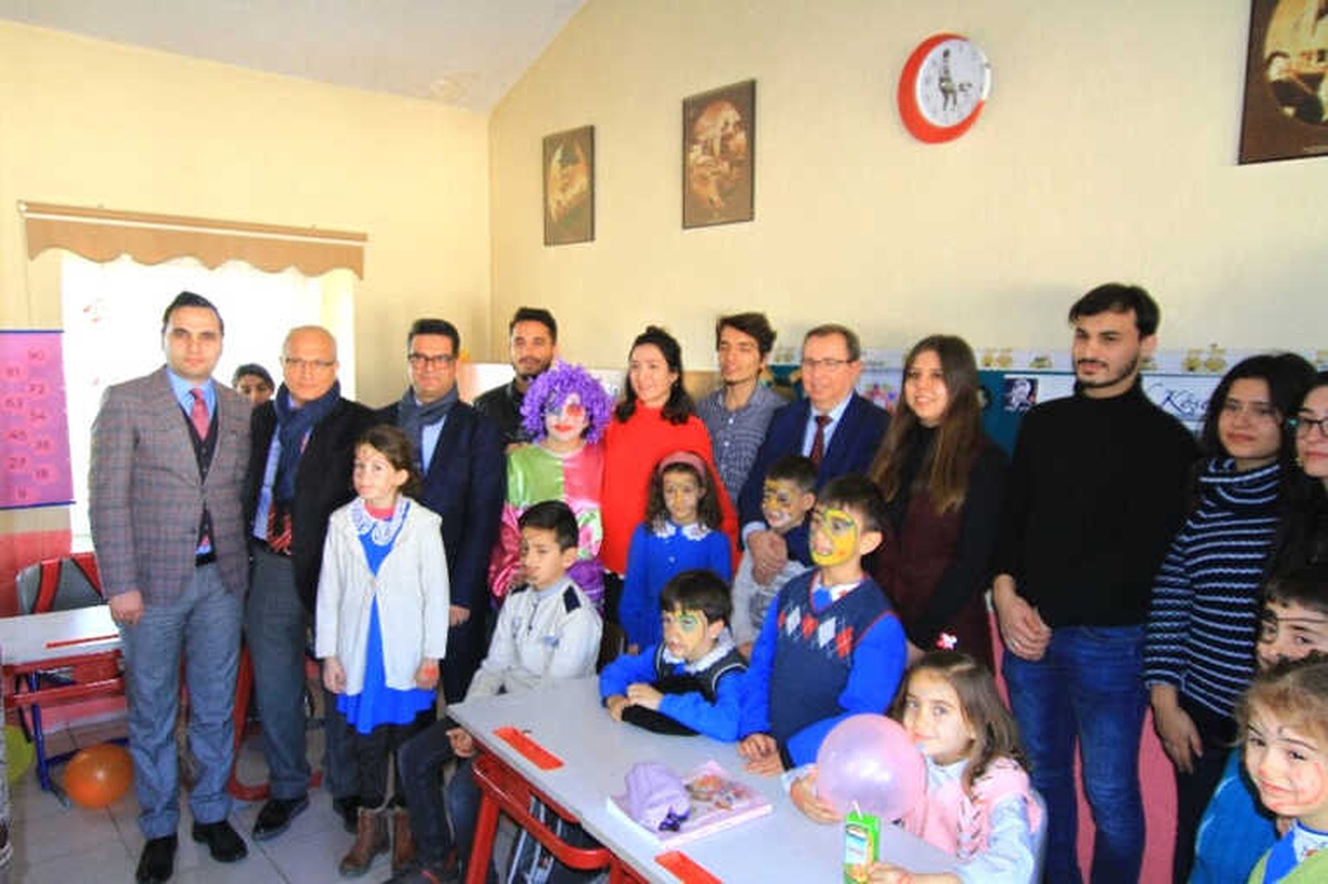 Üniversiteliler, Minik Öğrencileri Doyasıya Eğlendirdi