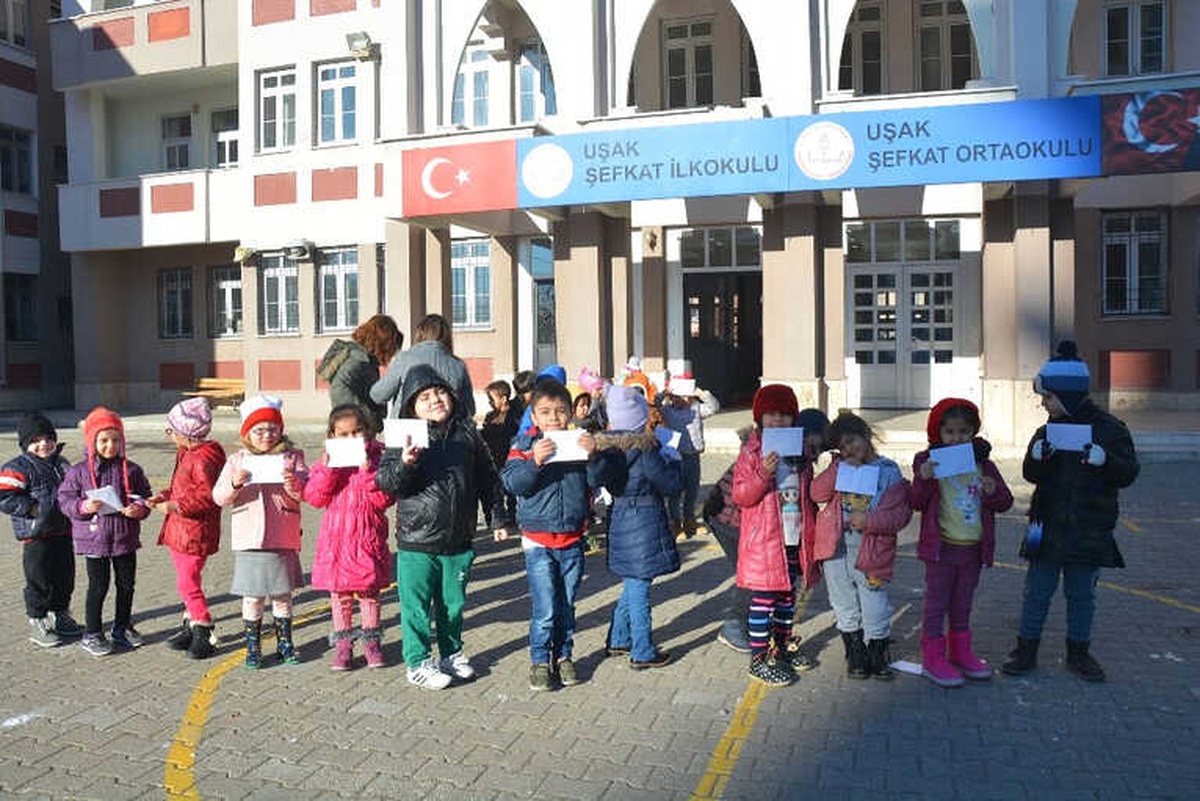 Uşaklı Minikler Sevdiklerine Yılbaşı Kartı Gönderdi
