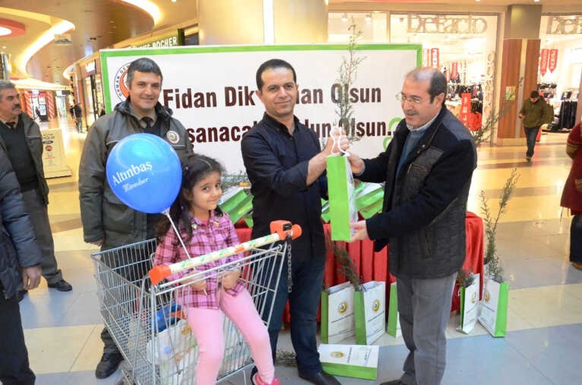 Yeni Yıl Öncesi Ücretsiz Çam Fidanı Dağıtıldı