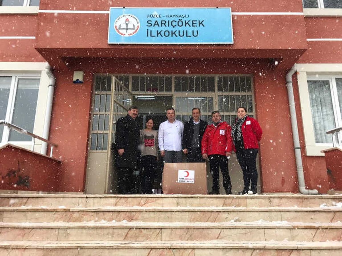 300 Öğrenciyi Kızılay Sayesinde Üşümeyecek