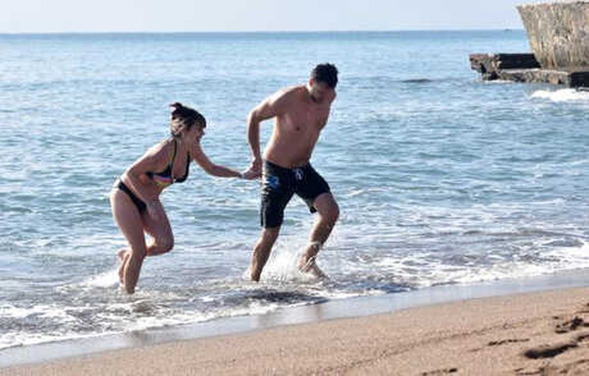Antalya\'da Güneşi Gören Turistler Denize Girdi