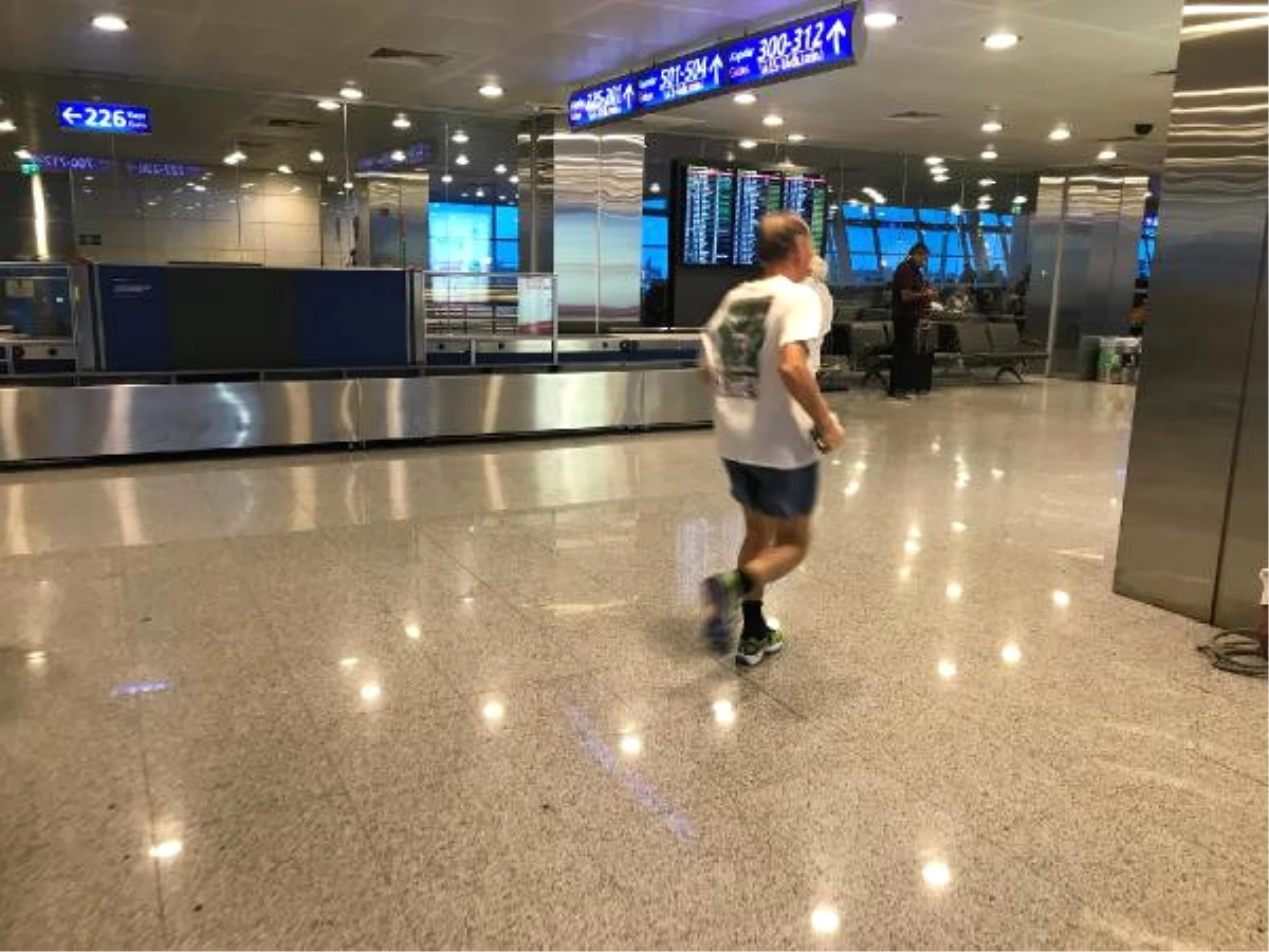 Atatürk Havalimanı\'nda Sloven Profesörden Boş Vakit Koşusu