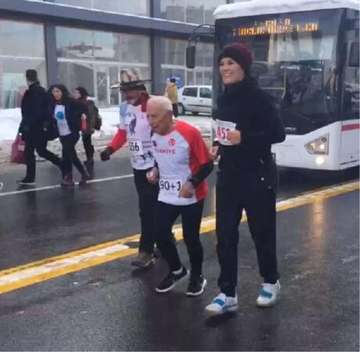 Atatürk Koşusu\'nda Ölen Türkiye\'nin En Yaşlı Atleti Toprağa Verildi