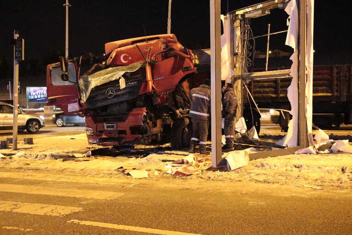 Başkent\'te Tır Kazası: 1 Yaralı