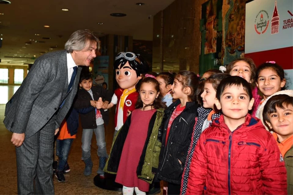 Beyoğlu\'nda Bin Öğrenci Hezarfen Tiyatro Oyununda Buluştu