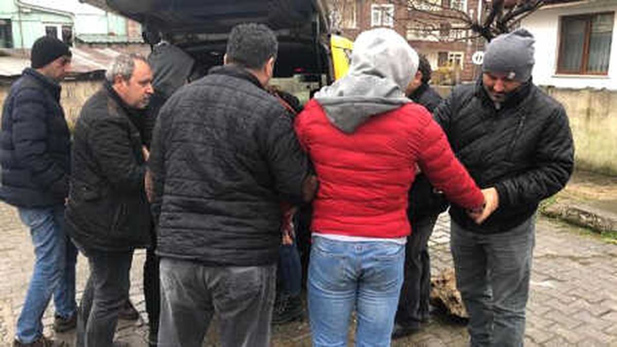 Çantalarından Kaçak İçki Çıktı
