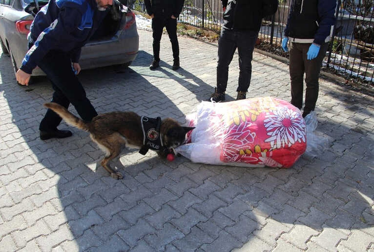 Çeyiz Eşyalarının Arasından 10 Kilogram Esrar Çıktı