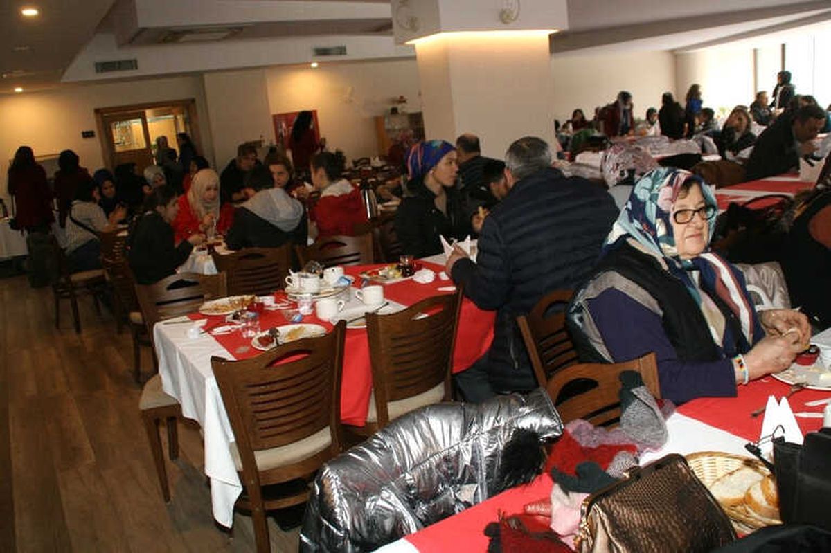 Devrek Gazi Ortaokulu Tarafından Dayanışma Kahvaltısı Düzenlendi