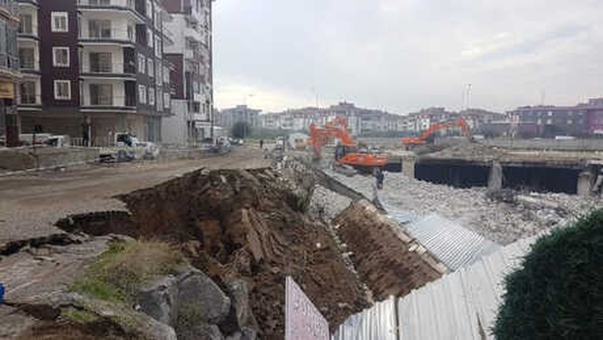 Edremit\'te Avm Yıkımı Sırasında İstinat Duvarı Çöktü