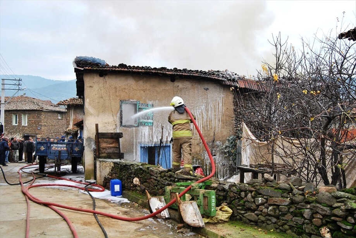 Evinde Yangın Çıkan Yaşlı Kadın Hayatını Kaybetti