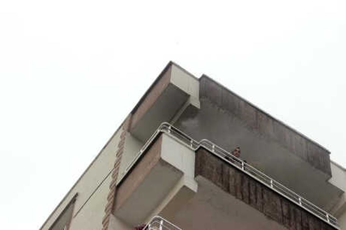 Evini Yakmaya Kalkışan Kadını Polis İkna Etti