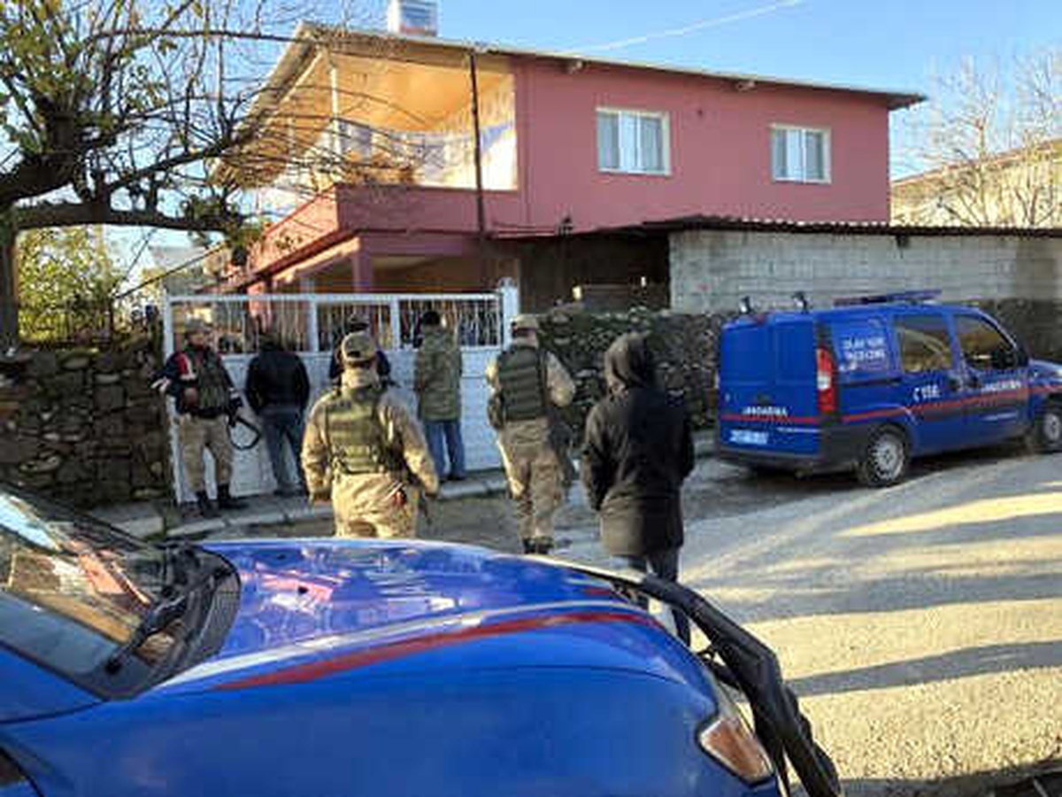 Evinin Avlusunda Kucağında Av Tüfeğiyle Ölü Bulundu