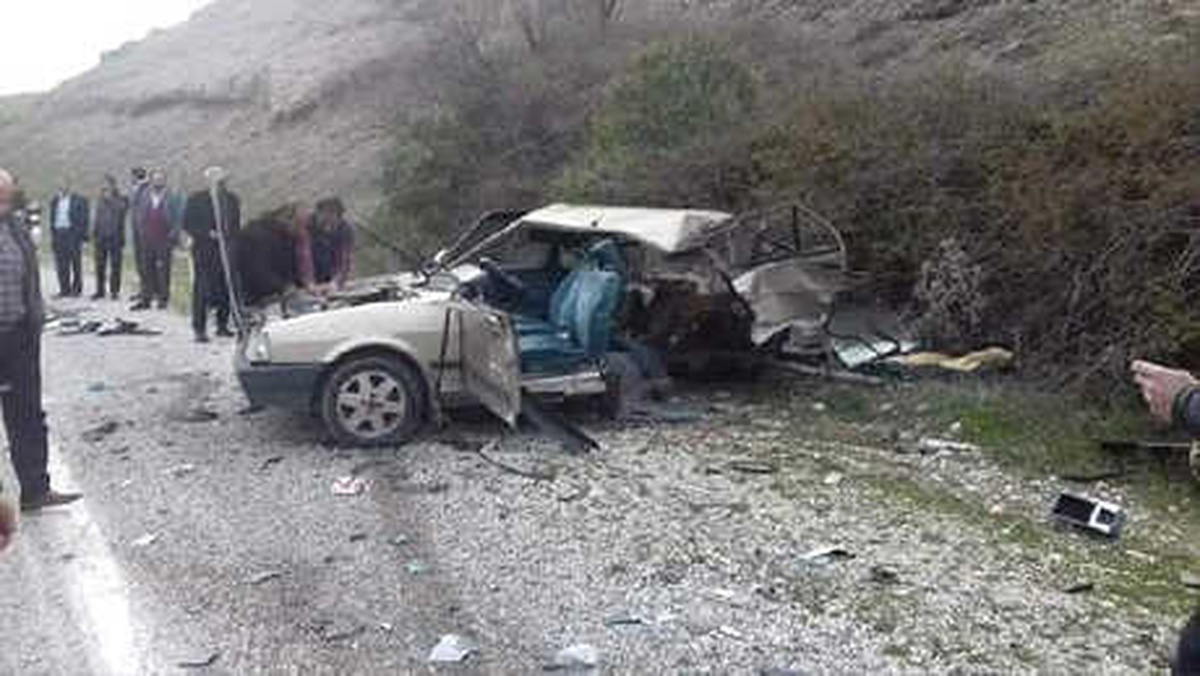 Hafif Ticari Araç ile Çarpışan Otomobil İkiye Bölündü: 2 Yaralı