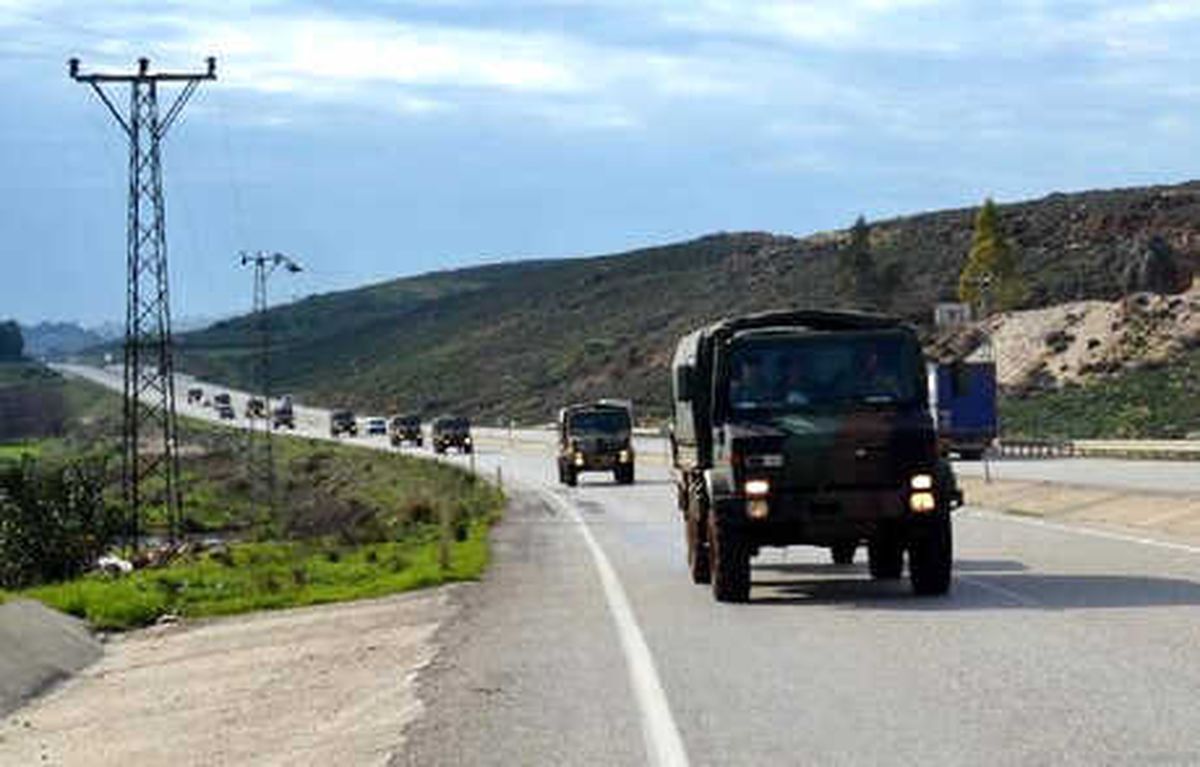 Hatay\'dan Suriye Sınırına Askeri Sevkiyat Sürüyor