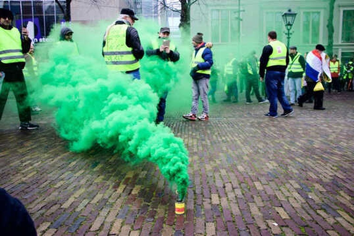 Hollanda\'da sarı yeleklilerin gösterisinde gözaltı