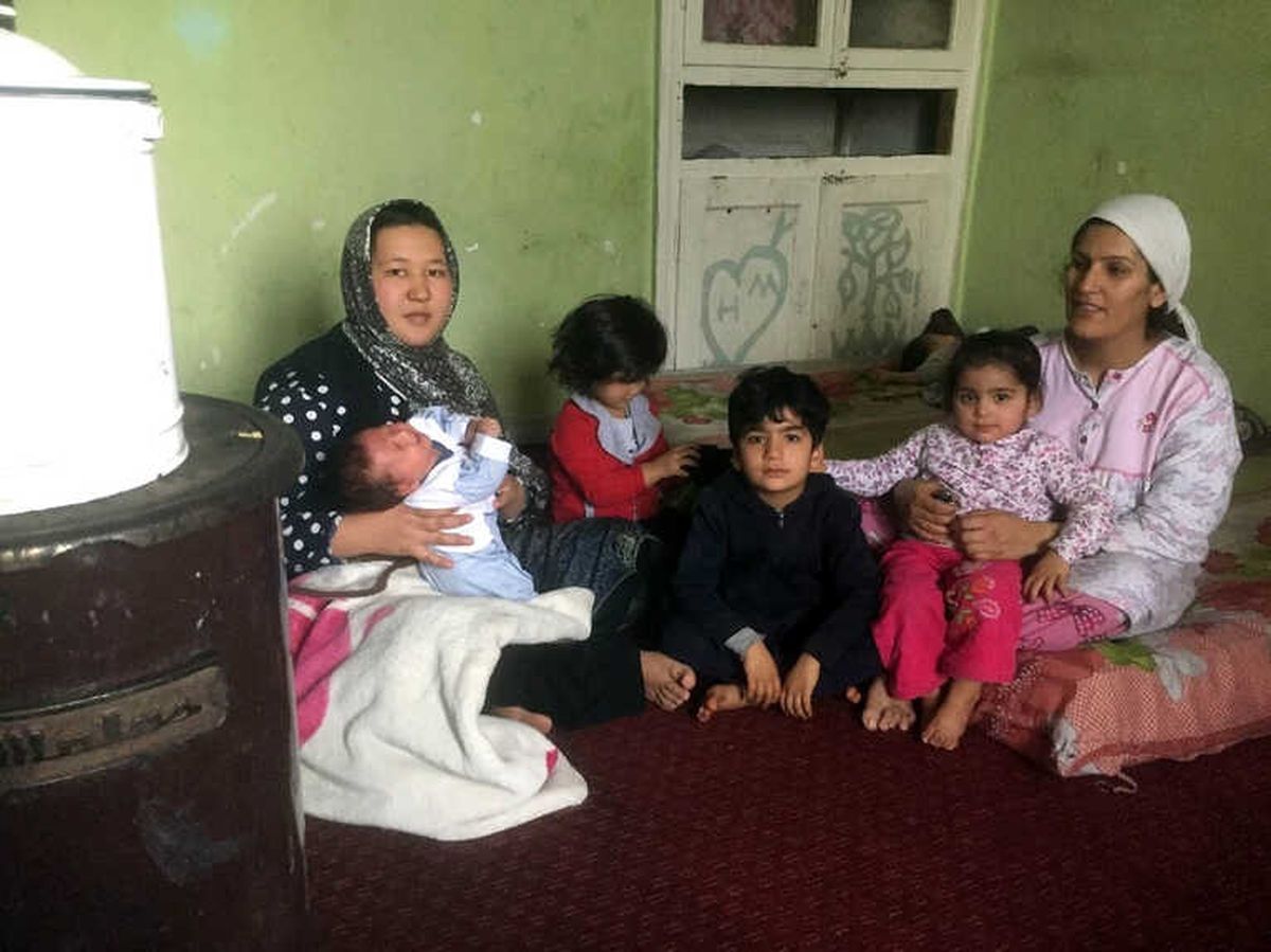 İki Afgan Mülteci Aile Aynı Evde Kaderlerini Paylaşıyor