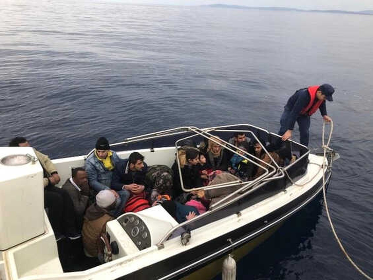 İzmir Çeşme\'de 23 Düzensiz Göçmen Yakalandı