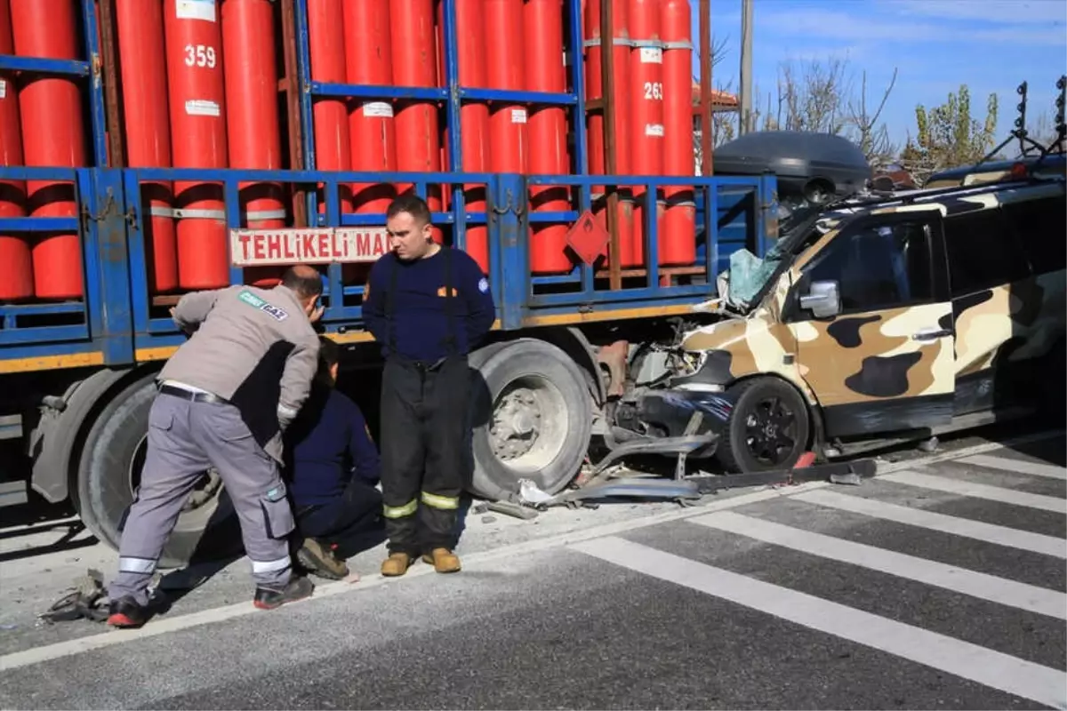 Kamyonet Kırmızı Işıkta Bekleyen Tıra Çarptı: 1 Ölü, 1 Yaralı