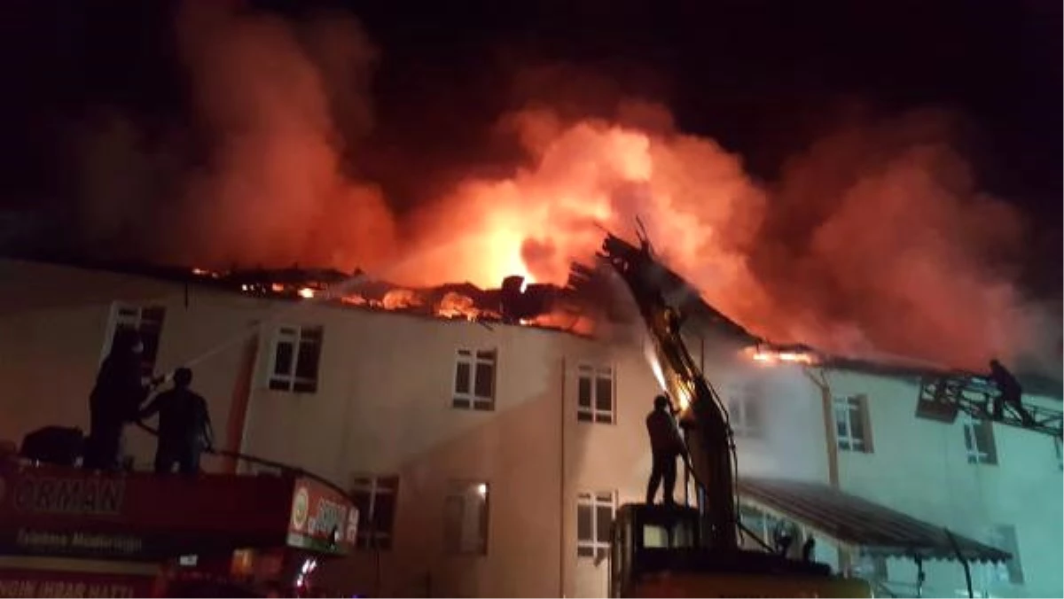 Karaman\'da, Sarıveliler Devlet Hastanesi\'nin Çatısı Yandı