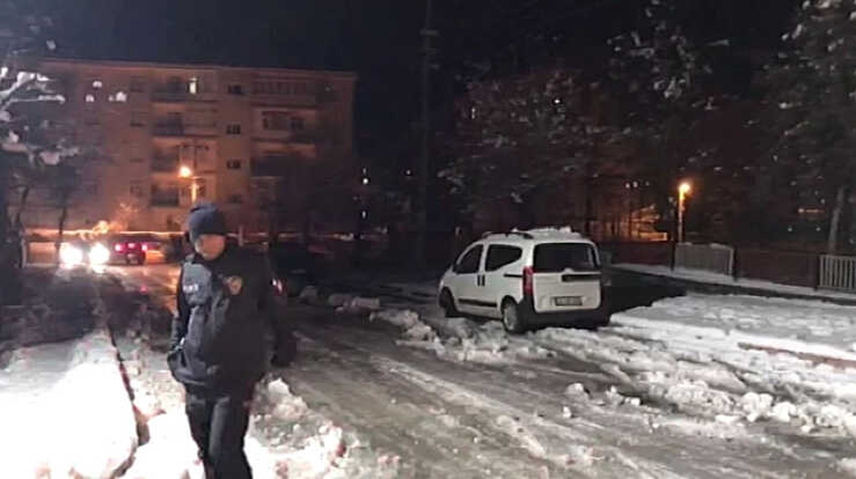 Karda, Uyuya Kalan Çocuk Donmak Üzereyken Bulundu