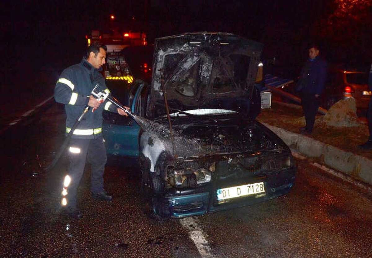 Kırmızı Işıkta Beklerken Alev Alan Otomobil Küle Döndü