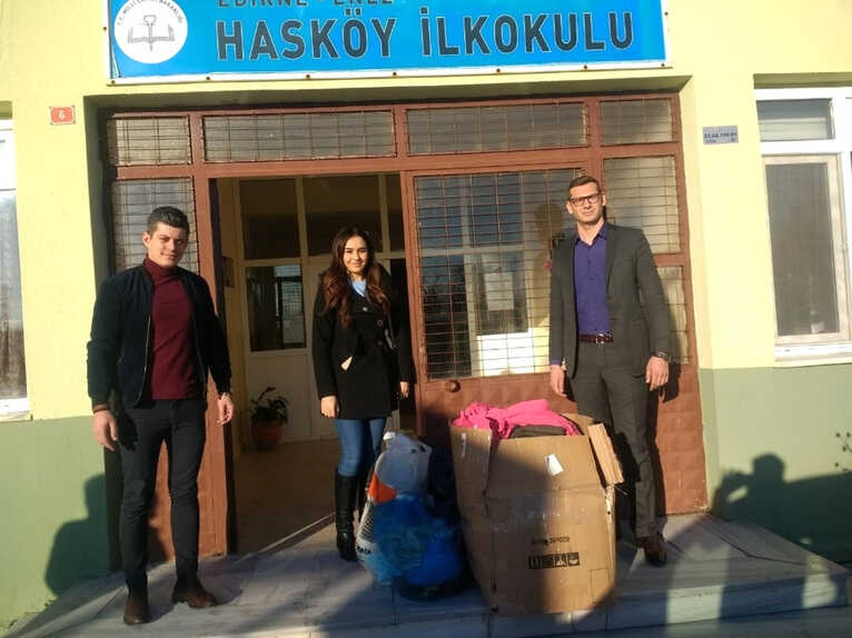 Küçük Öğrencilere Kıyafet Desteği