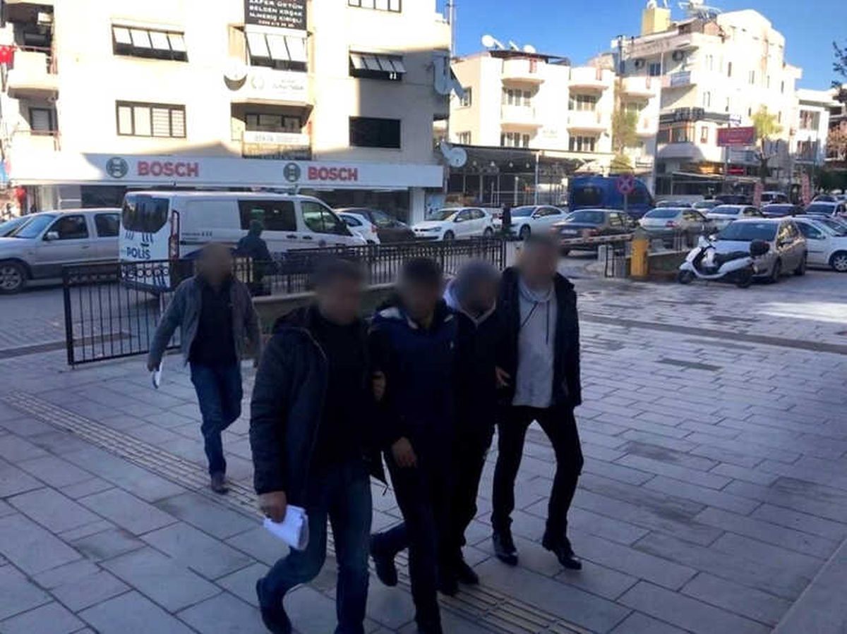 Kuşadası\'nda Çeşitli Suçlardan Aranan 3 Kişi Yakalandı
