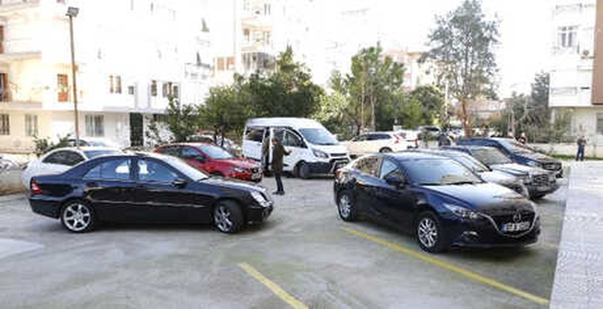 Madeni Paralar İçin 9 Otomobilin Camlarını Kırdılar